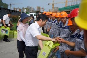 市委副書(shū)記、市長(cháng)錢(qián)三雄等一行慰問(wèn)奮戰在高溫一線(xiàn)建設工人